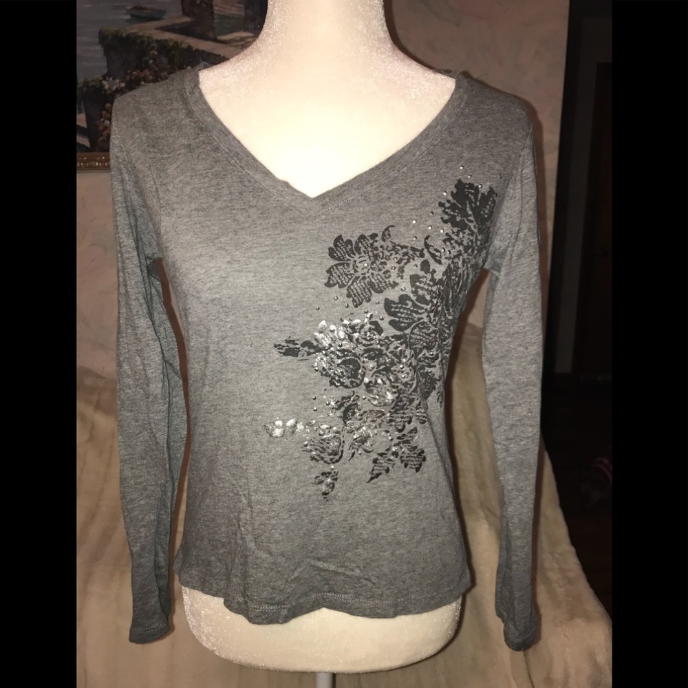S - New York & Company grey v-neck top w/ design